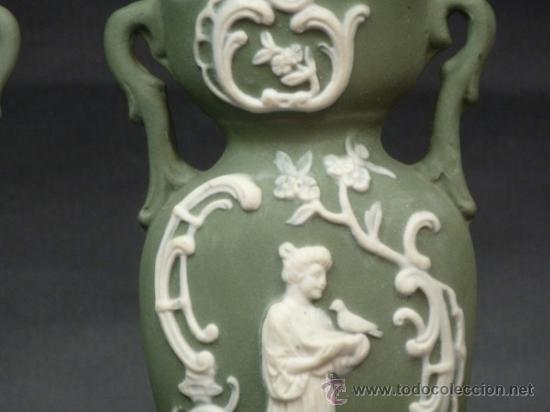 Antig&uuml;edades: PAREJA DE JARRONES TIPO WEDGWOOD - Foto 2