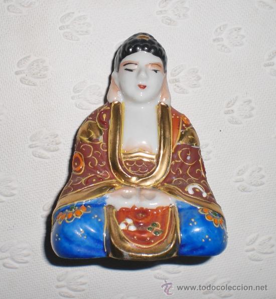 Antig&uuml;edades: Buda de porcelana China - Ornamentos decorativos en relieve - 9 cm de altuta y 7 de base.
