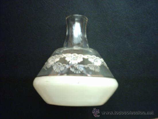 Antiguidades: ANTIGUA BOTELLA CON DECORACI&Oacute;N MODERNISTA. 13 X 12 Cm.