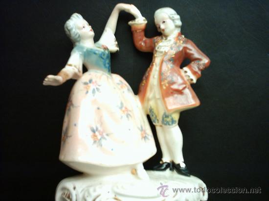 Antig&uuml;edades: PAREJA DE BAILE EN CER&Aacute;MICA DE JOSEP PUJOL MUNTANER (TORREDEMBARRA, 1893). 23 Cm.