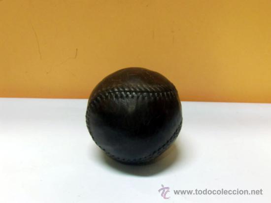 Antig&uuml;edades: Pelota de cuero cosida - Foto 1