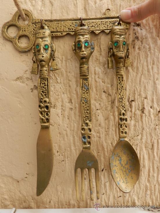 Antiques: COLGADOR EN FORMA DE LLAVE CON CUBIERTOS A JUEGO MANGO LABRADOS CON FORMA CARAS/ BUSTOS