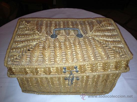 Antiques: ANTIGUA CESTA DE MIMBRE CON ASA Y CIERRE