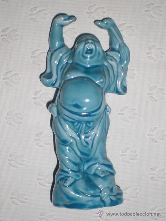 Antig&uuml;edades: Curioso Buda de porcelana china en turquesa. Posici&oacute;n estir&aacute;ndose. 14 x 7 cm.