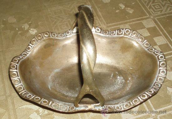Antiquit&eacute;s: cesta antigua de metal