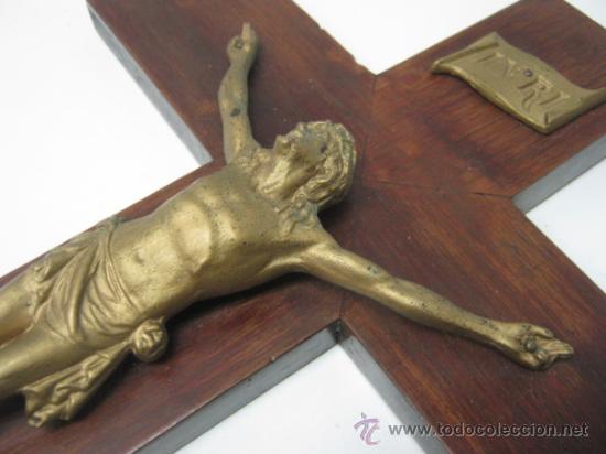 Antig&uuml;edades: Cristo en metal y Cruz en madera - Foto 2