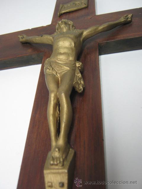 Antig&uuml;edades: Cristo en metal y Cruz en madera - Foto 3