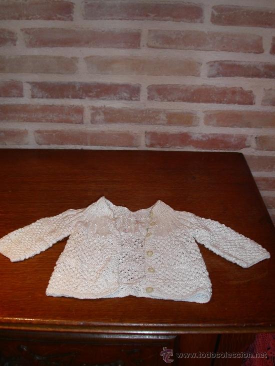 Antig&uuml;edades: CHAQUETA O REBECA DE BEBE DE GANCHILLO O HILO. - Foto 1