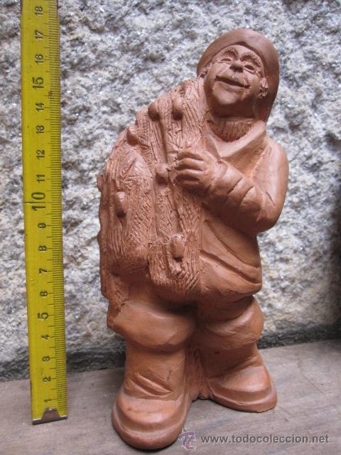 Antiguidades: GALICIA - MOLDEADO EN BARRO - MARINERO CON RED AL HOMBRO, FIRMADA VER FOTO 18CM 560GR