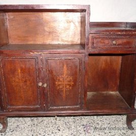 antiguo mueble auxiliar de madera con marqueteria.Estilo Valenciano.
