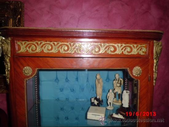 Antig&uuml;edades: VITRINA DE MARQUETERIA Y BRONCE DE ESTILO FRANCES - Foto 5