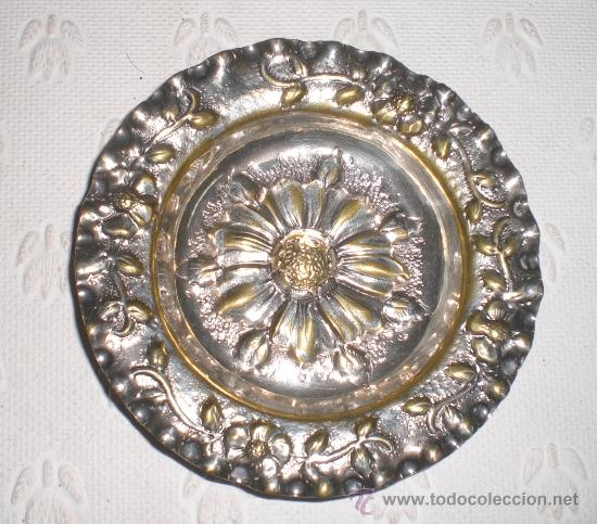 Antig&uuml;edades: Antiguo cenicero o bandejita con motivos florales. BA&Ntilde;O DE PLATA.