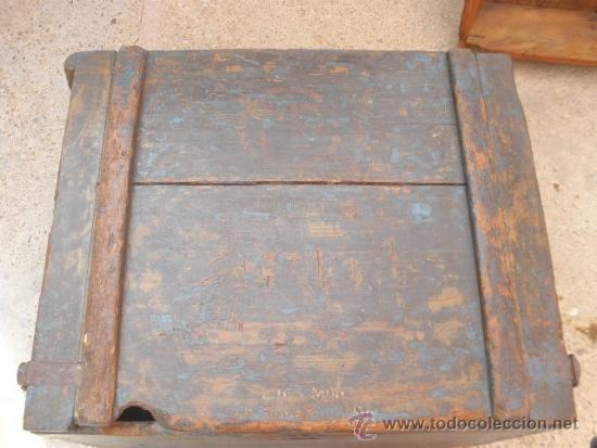 Antig&uuml;edades: BA&Uacute;L DEL EJERCITO. CON PINTURA AZUL - Foto 2