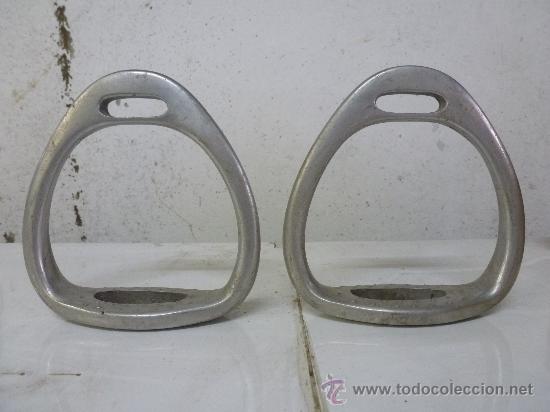 Antig&uuml;edades: Pareja de estribos de aluminio - Foto 1