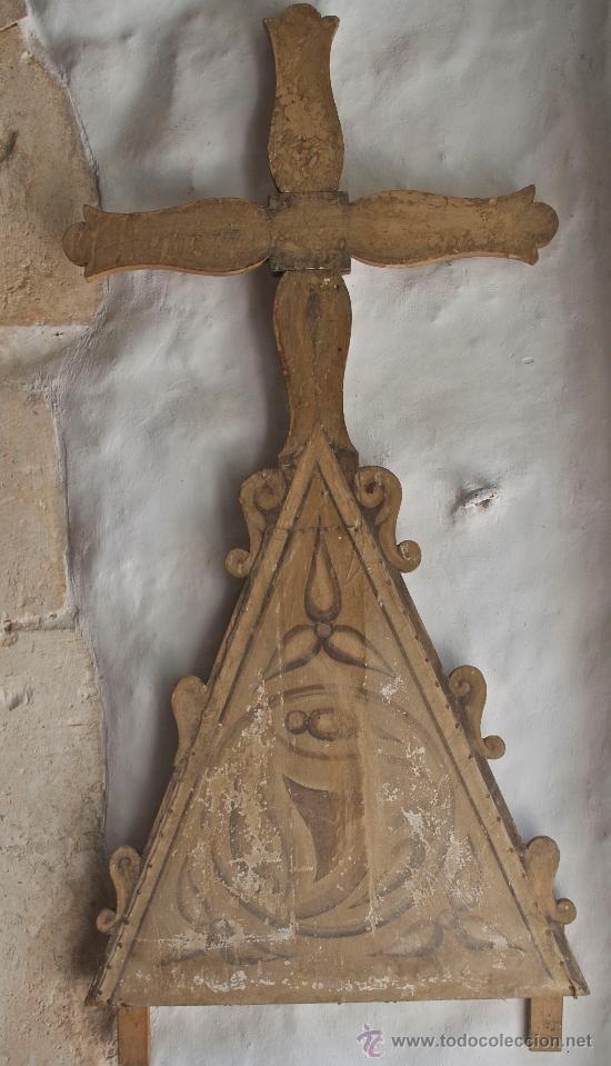 Antig&uuml;edades: Cruz de madera y lienzo pintado antigua - Foto 1