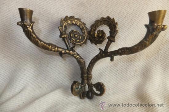 Antig&uuml;edades: Peque&ntilde;o Candelabro de dos brazos en broce - Foto 1