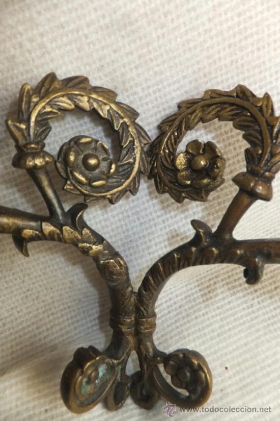 Antig&uuml;edades: Peque&ntilde;o Candelabro de dos brazos en broce - Foto 2