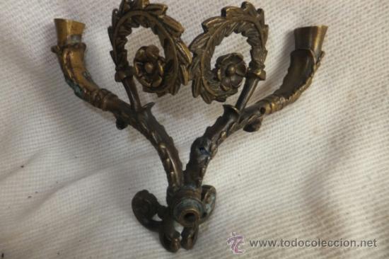 Antig&uuml;edades: Peque&ntilde;o Candelabro de dos brazos en broce - Foto 3