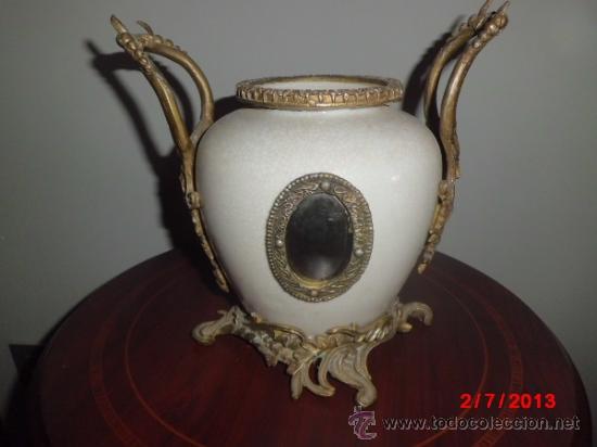 Antig&uuml;edades: JARRON DE BRONCE Y PORCELANA CUARTEADA - Foto 1