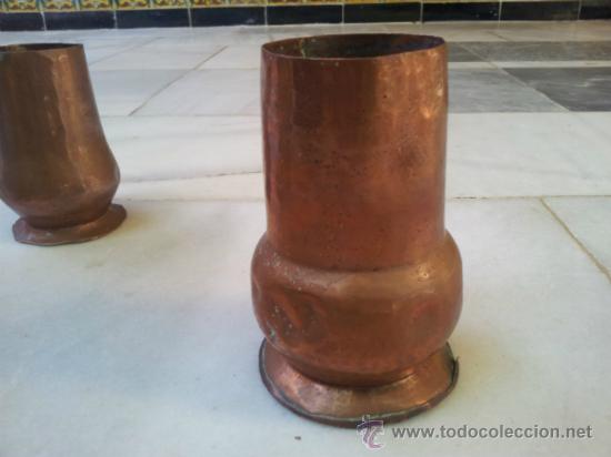Antig&uuml;edades: Lote de jarra y dos vasos en cobre - Foto 4