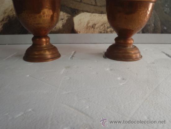 Antig&uuml;edades: DOS JARRONES DE COBRE 16 CM - Foto 2