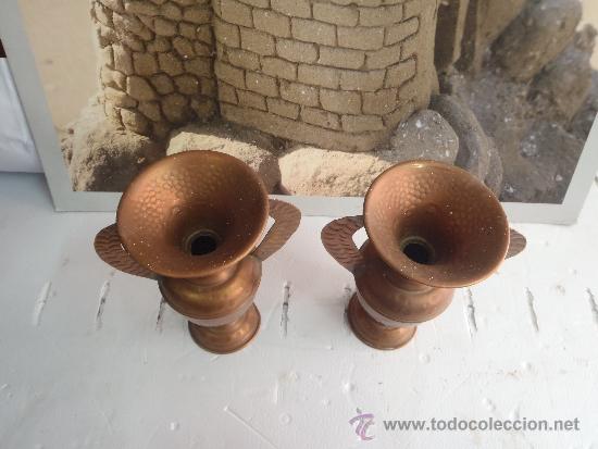 Antig&uuml;edades: DOS JARRONES DE COBRE 16 CM - Foto 3