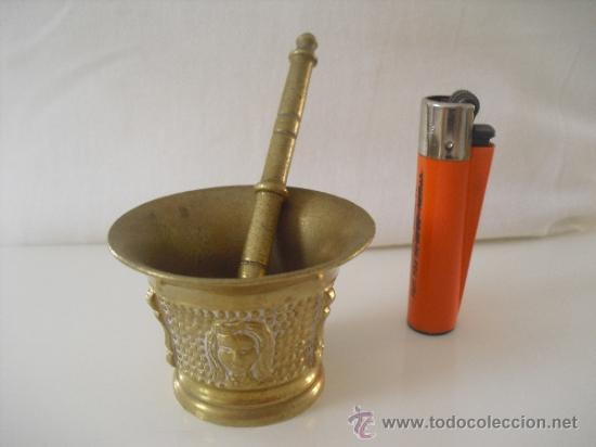 Antig&uuml;edades: Almirez o mortero de bronce o lat&oacute;n con su mano.Mide 5 cm x 6,8 y la mano 11,5 cm