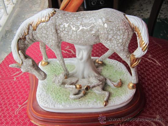 Antig&uuml;edades: CABALLOS EN PORCELANA CON BASE DE MADERA - Foto 1