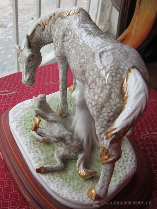 Antig&uuml;edades: CABALLOS EN PORCELANA CON BASE DE MADERA - Foto 2