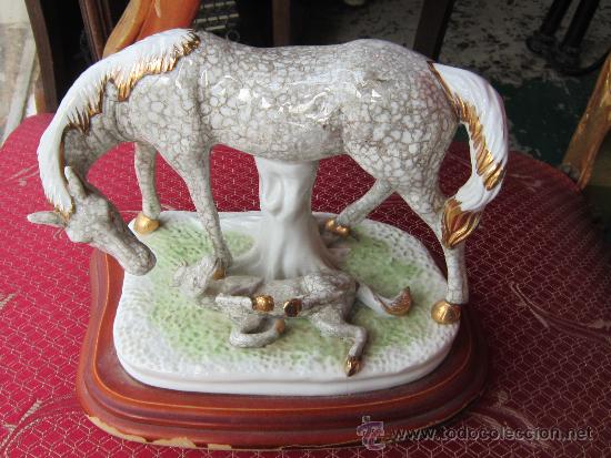 Antig&uuml;edades: CABALLOS EN PORCELANA CON BASE DE MADERA - Foto 4
