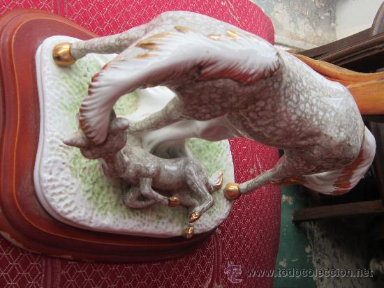 Antig&uuml;edades: CABALLOS EN PORCELANA CON BASE DE MADERA - Foto 5