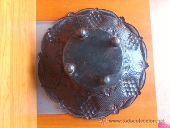 Antig&uuml;edades: Frutero antiguo de laton repujado - Foto 4