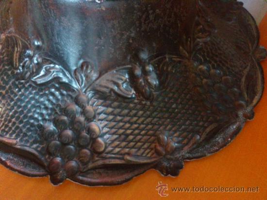 Antig&uuml;edades: Frutero antiguo de laton repujado - Foto 3