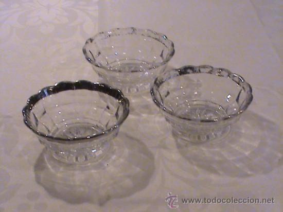 Antiguidades: Tres boles de cristal tallado con borde en plata.