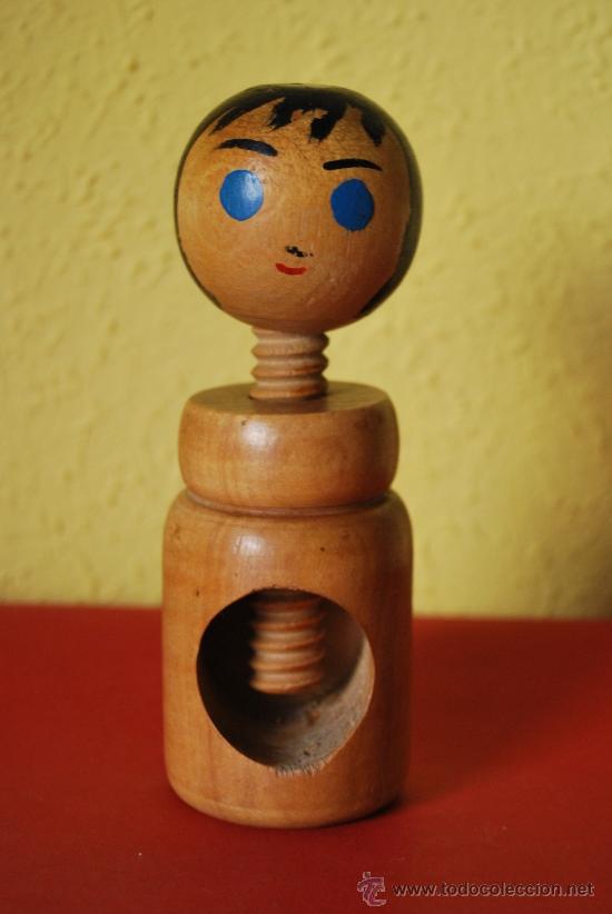 Antig&uuml;edades: CASCANUECES DE MADERA - Foto 1