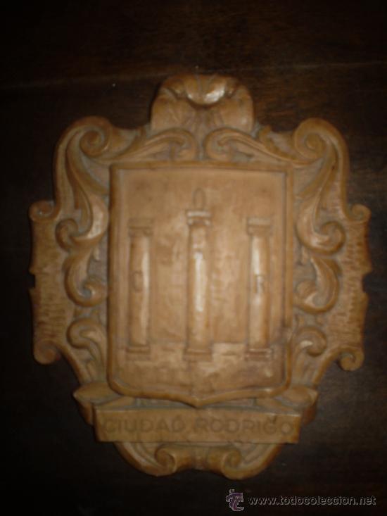 Antiguidades: ESCUDO DE CIUDAD RODRIGO DE PASTA DURA