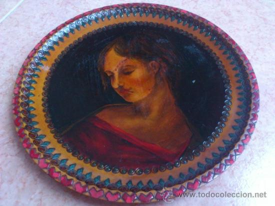Antig&uuml;edades: Plato antiguo en madera labrada y decorada - Foto 5