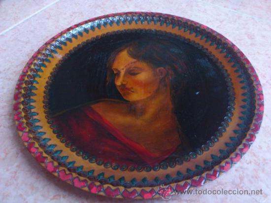 Antig&uuml;edades: Plato antiguo en madera labrada y decorada - Foto 4