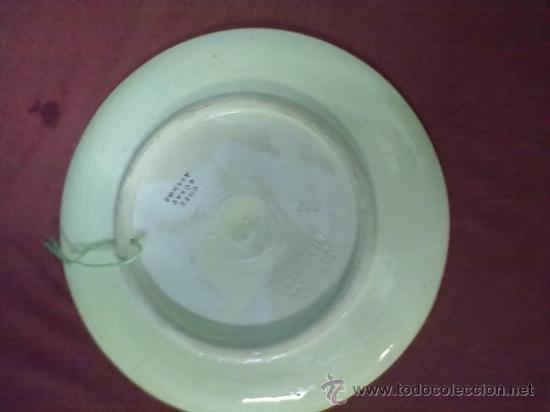 Antig&uuml;edades: PLATO DECORADO A MANO LOZA CHECA - Foto 2
