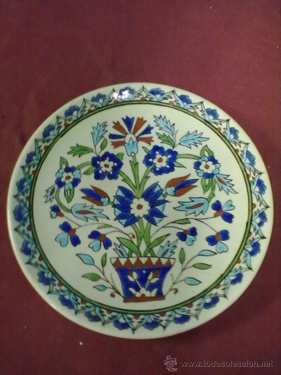 Antig&uuml;edades: PLATO DECORADO A MANO LOZA CHECA - Foto 1