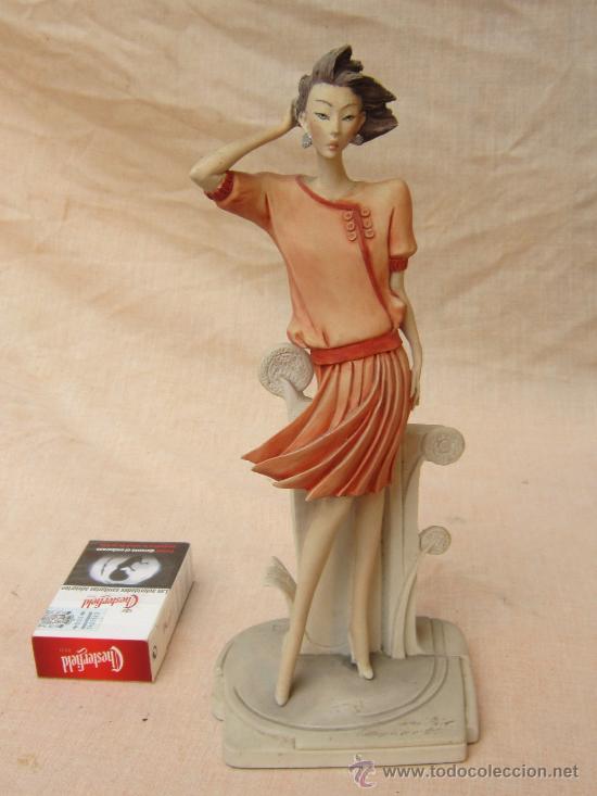 Antig&uuml;edades: FIGURA DE MUJER EN RESINA FIRMADA