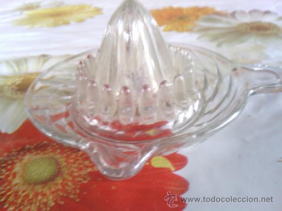 Antig&uuml;edades: antiguo exprimidor de cristal. - Foto 1