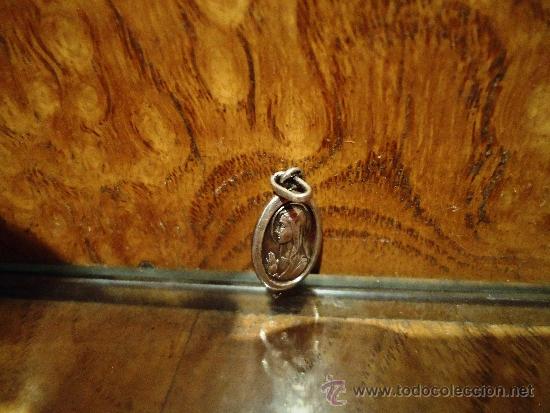 Antig&uuml;edades: MEDALLA PEQUE&Ntilde;A EN PLATA OVALADA DE LA VIRGEN - Foto 1