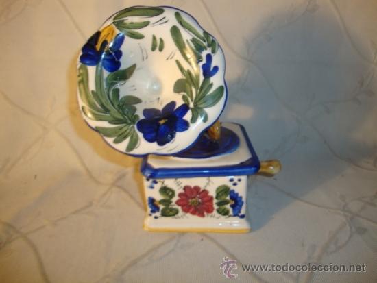Antig&uuml;edades: ANTIGUO GRAMOFONO DE CERAMICA, ES UNA CAJA JOYERO, CON DECORACION FLORAL.