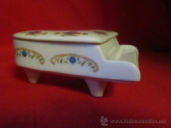 Antig&uuml;edades: Piano en porcelana con marca en la base. - Foto 1