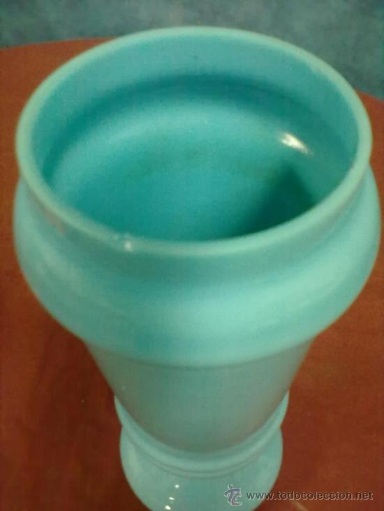 Antig&uuml;edades: JARRON FLORERO EN OPALINA AZUL ESPA&Ntilde;OLA - Foto 2