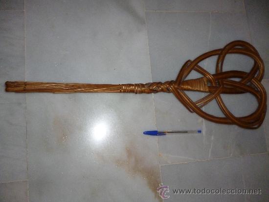 Antiquit&eacute;s: ANTIGUO SACUDIDOR DE MIMBRE PARA MANTAS