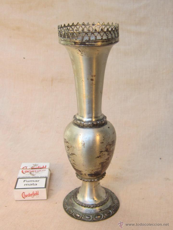 Antig&uuml;edades: FLORERO ANTIGUO EN METAL - Foto 1