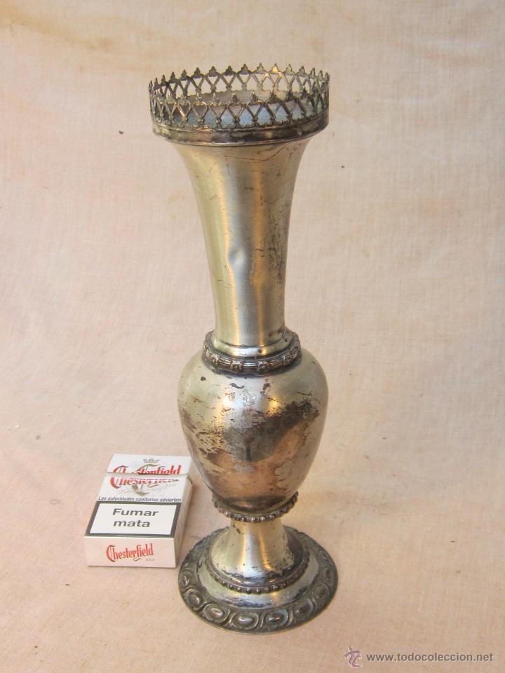 Antig&uuml;edades: FLORERO ANTIGUO EN METAL - Foto 2
