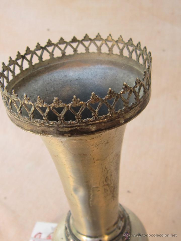 Antig&uuml;edades: FLORERO ANTIGUO EN METAL - Foto 3